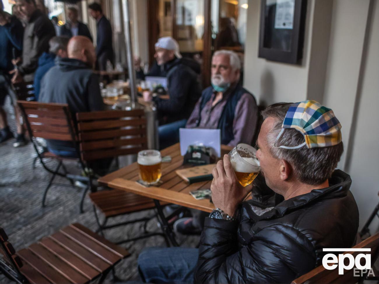 Опитування продемонструвало, що у відкритий бар у Чехії пішло б 53,4% громадян