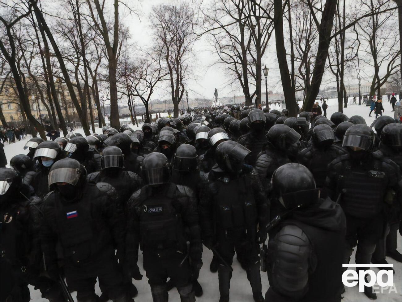 Поліцейського, який ударив жінку, поки не знайшли