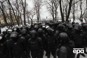 Поліцейського, який ударив жінку, поки не знайшли