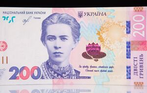 На банкнотах номиналом 200 грн четвертого поколения изображение Леси Украинки переместили в центр