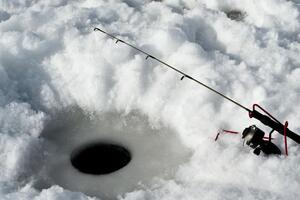 В Черкасской области 24 января во время рыбалки под лед провалились три человека