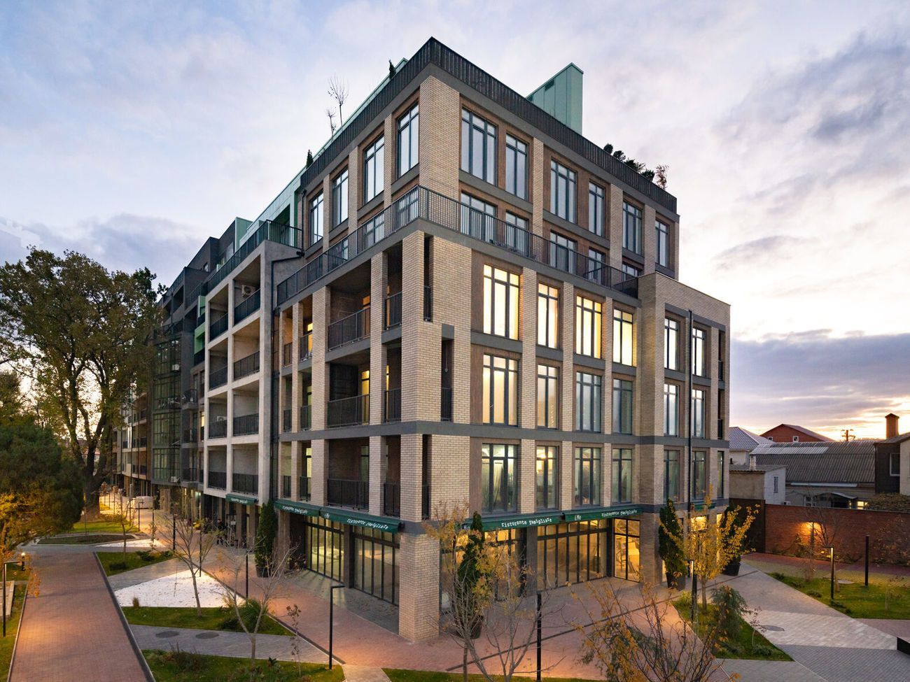 Комплекс находится недалеко от моря и позиционируется как "самый зеленый жилой квартал на Фонтане"