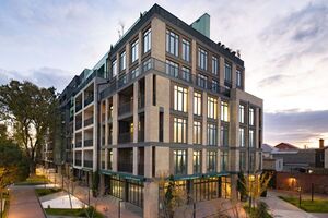 Комплекс находится недалеко от моря и позиционируется как "самый зеленый жилой квартал на Фонтане"