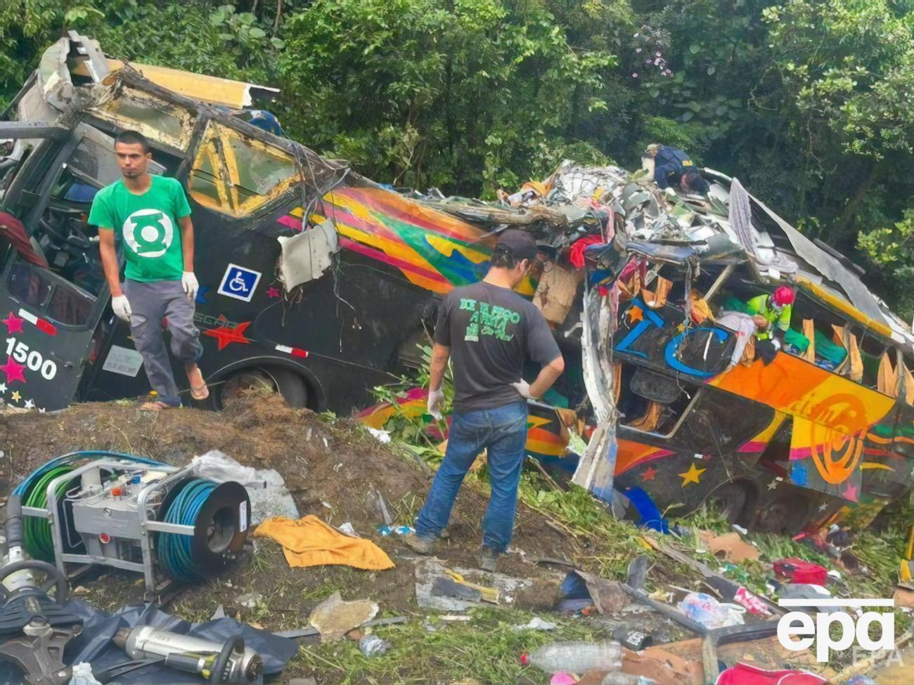 Автобус&nbsp;врізався у відбійник і вилетів у кювет