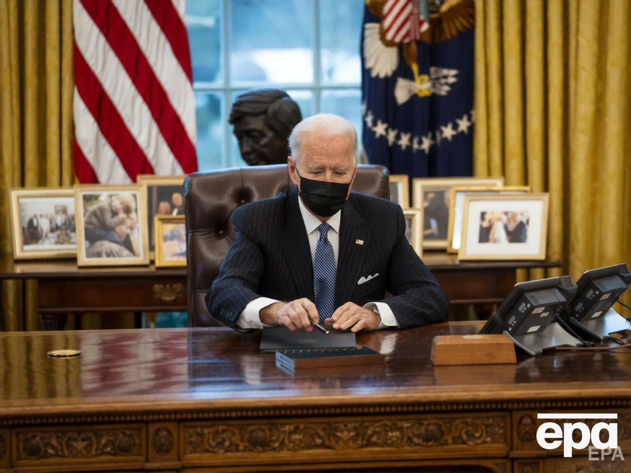 Подписанные Байденом ограничения связаны с распространением коронавирусной болезни