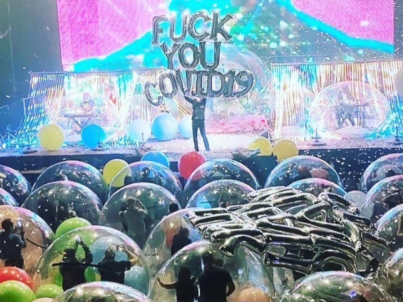 Зрители слушали выступление группы&nbsp;The Flaming Lips, находясь в прозрачных сферах