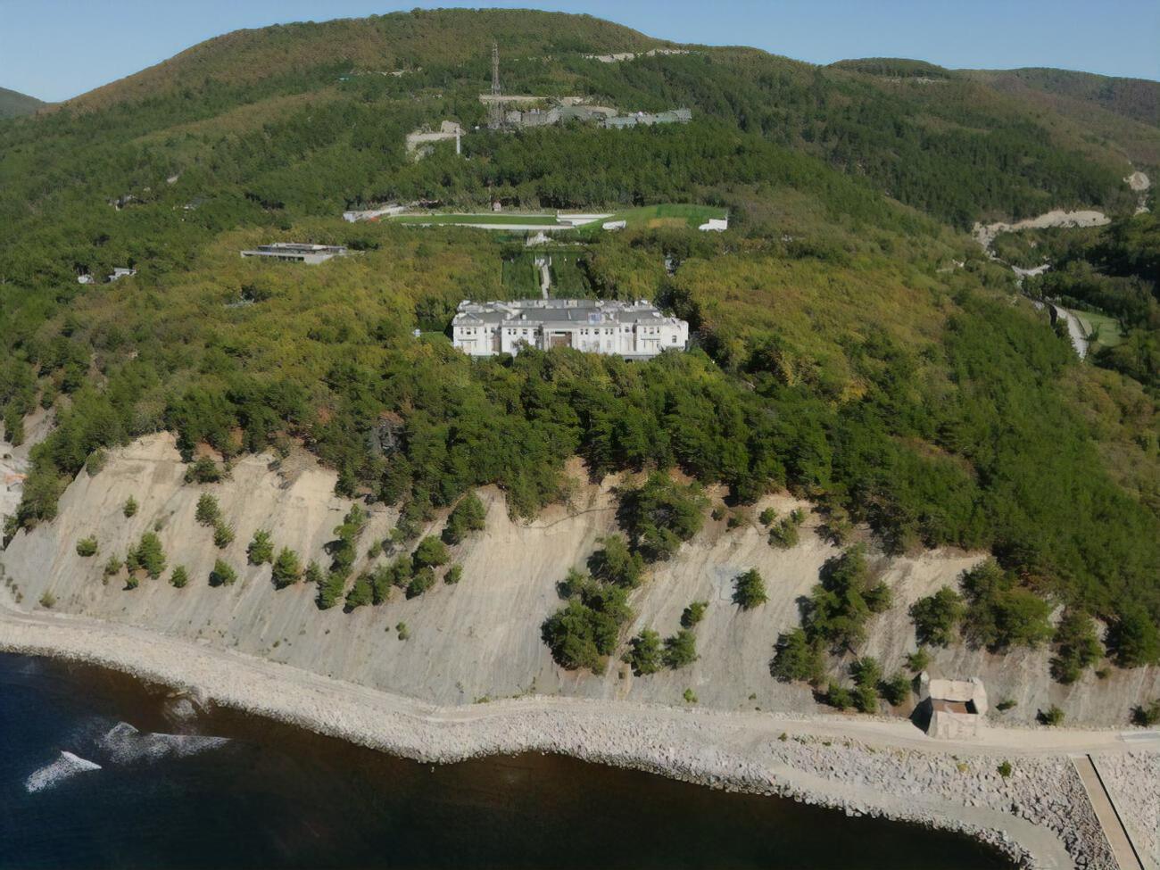 Песков считает, что Кремль "не&nbsp;имеет никакого права" разглашать имена владельцев дворца (на фото)