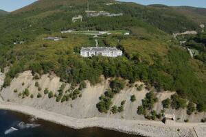 Песков считает, что Кремль "не имеет никакого права" разглашать имена владельцев дворца (на фото)