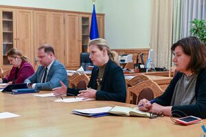 Лапутина (в центре) встретилась с правозащитниками