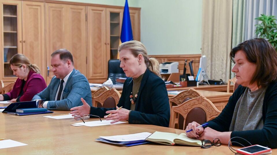 Лапутіна (у центрі) зустрілася з правозахисниками