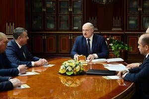 Лукашенко: Мы должны научиться в это тяжелое время противостоять и внутренним нашим противникам, и особенно внешним