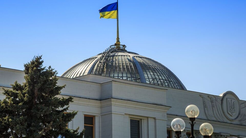 Згідно з опитуванням, "Слуга народу" з рівнем підтримки 11,2% опустилася на четверту позицію в рейтингу політичних партій