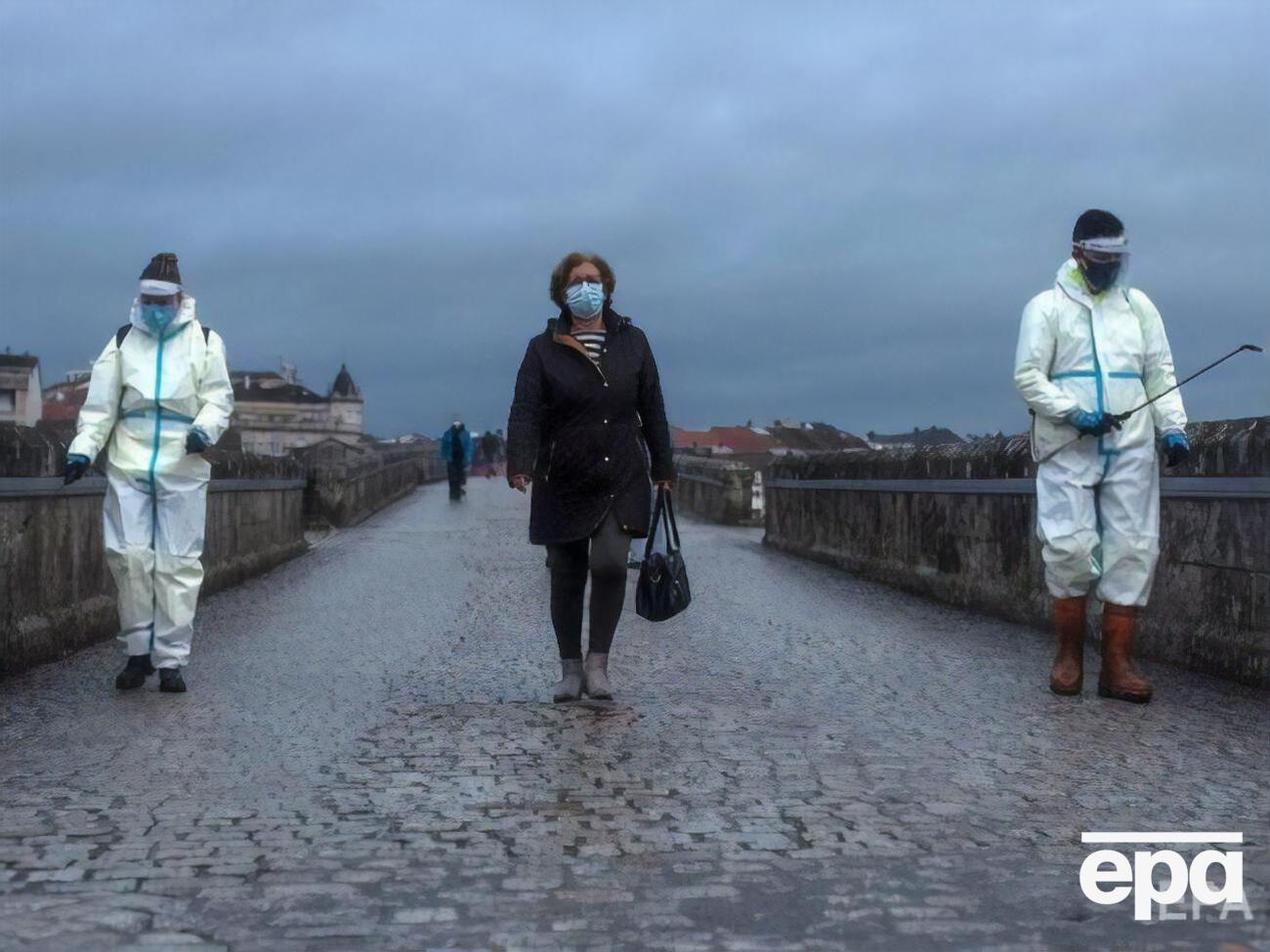 Мир будет "колбасить" коронавирусом до конца этого года, считает иммунолог