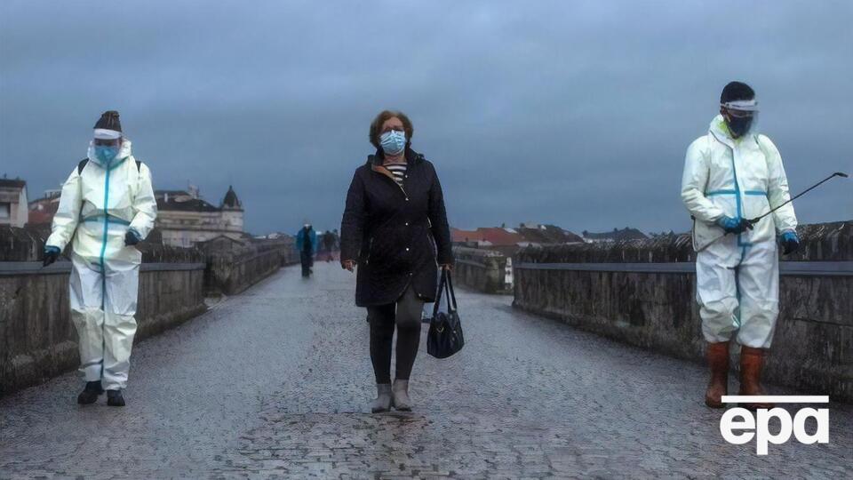 Світ буде "ковбасити" коронавірусом до кінця цього року, вважає імунолог