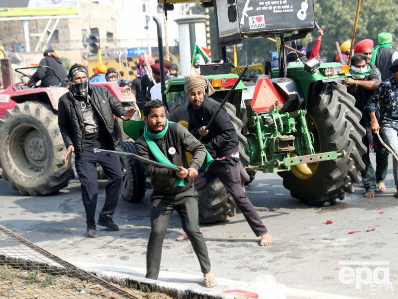 Демонстранты на тракторах прорвали оцепление и отклонились от согласованного маршрута