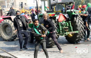 Демонстранты на тракторах прорвали оцепление и отклонились от согласованного маршрута