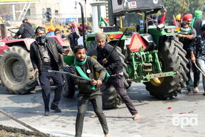 Демонстранты на тракторах прорвали оцепление и отклонились от согласованного маршрута