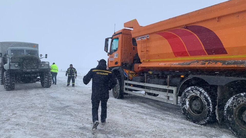 Щоб розблокувати рух, знадобилися три одиниці важкої інженерної техніки та робота 16 рятувальників