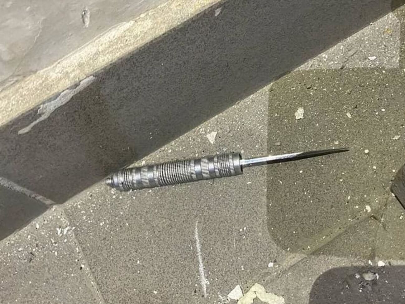 Мужчина орудовал мечом и заточкой