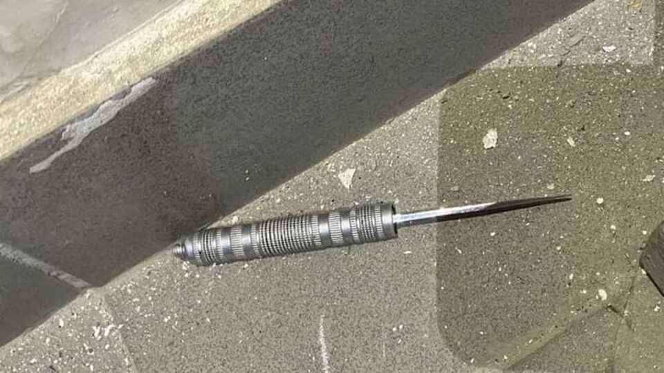 Чоловік орудував мечем і заточкою