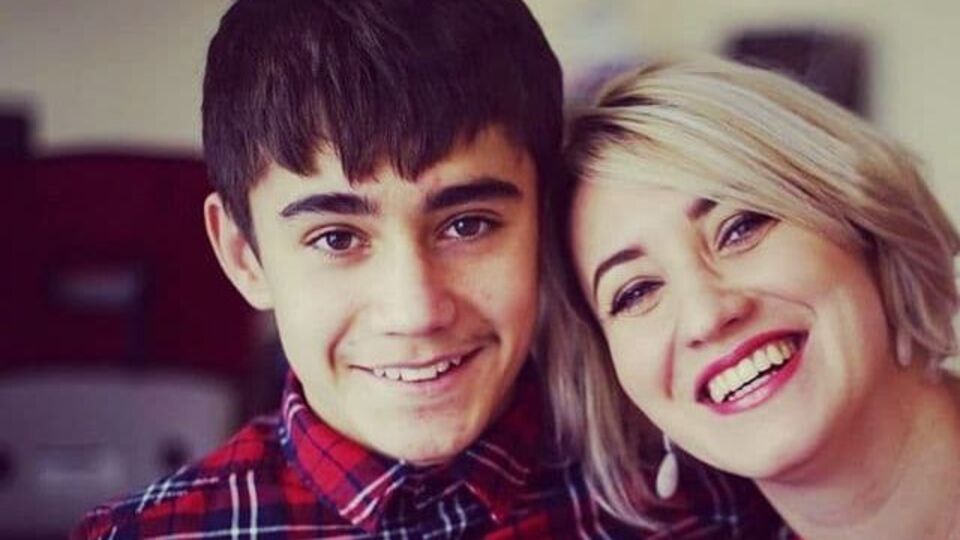 Юрий с матерью уехали в Париж 12 лет назад