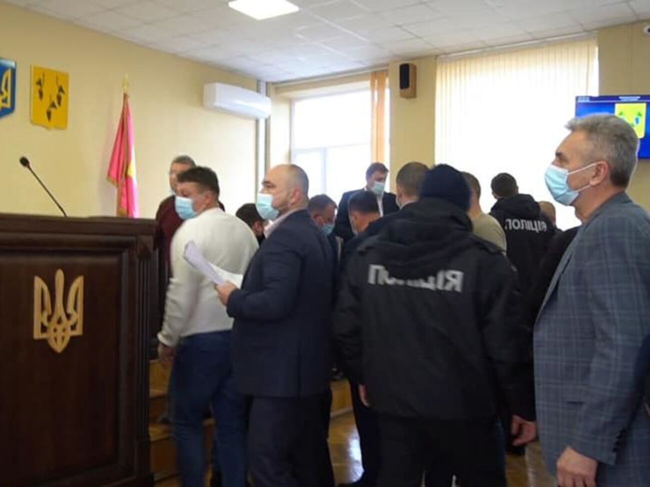 Рознімали депутатів їхні колеги з допомогою поліції