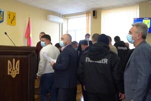 Рознімали депутатів їхні колеги з допомогою поліції