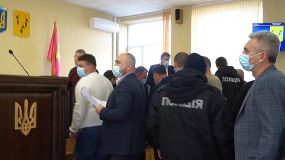 Разнимали депутатов их коллеги с помощью полиции