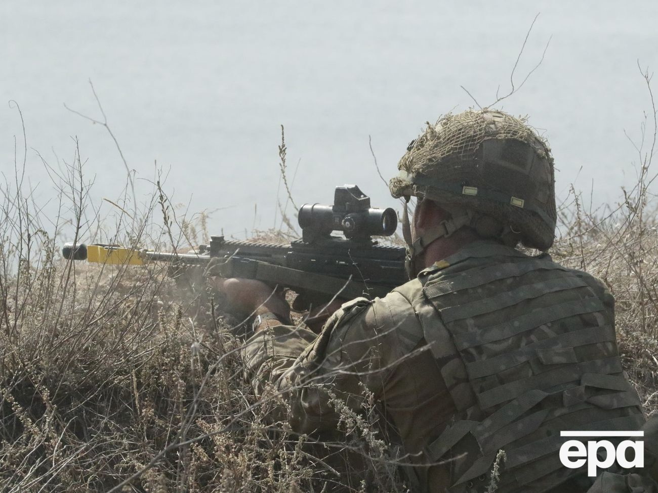 Раненому военнослужащему оказывают медицинскую помощь