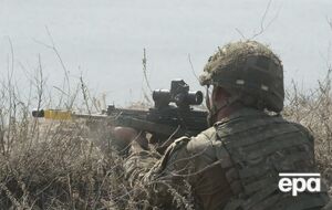 Раненому военнослужащему оказывают медицинскую помощь