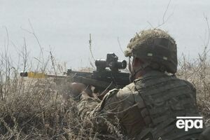 Пораненому військовослужбовцю надають медичну допомогу