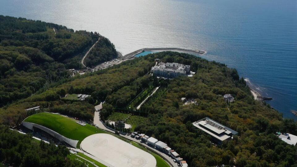 В ФСБ отрицают наличие запрета на прохождение лодок в районе мыса, на котором построен дворец