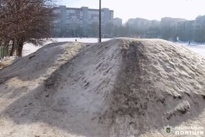 Дитина дістала поранення під час катання з гірки біля школи