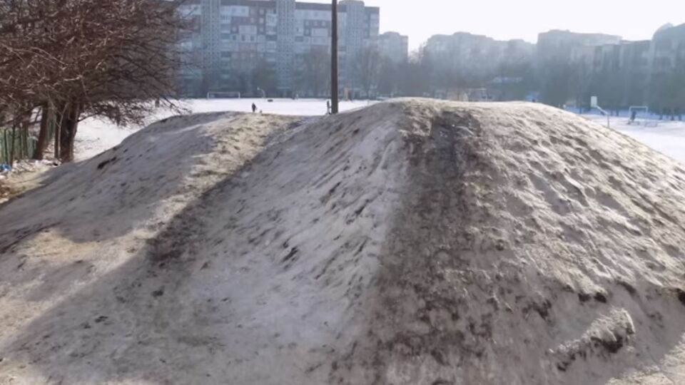 Дитина дістала поранення під час катання з гірки біля школи