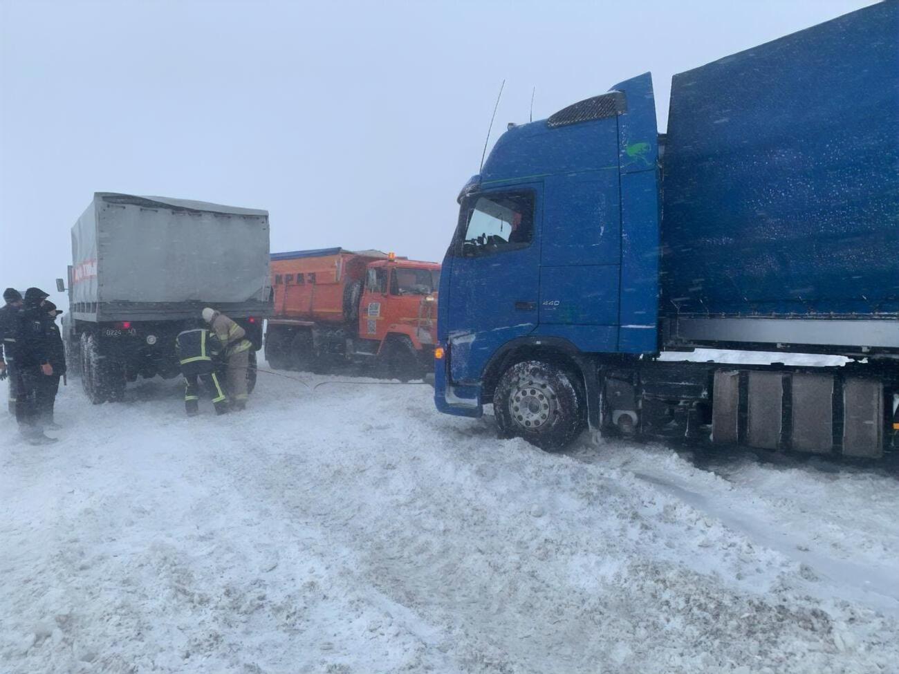У низці регіонів України прогнозують сильний сніг та налипання мокрого снігу