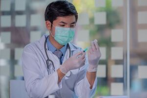 По данным СМИ, в Китае четыре производителя разрабатывают как минимум пять вакцин против COVID-19