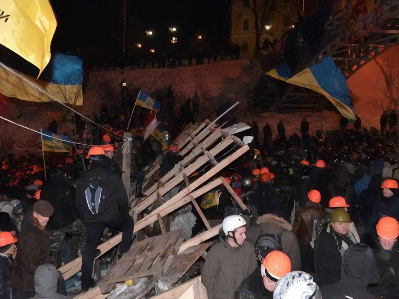 В ходе Евромайдана погибло более 100 человек, сотни получили ранения