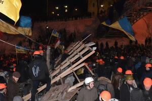 В ходе Евромайдана погибло более 100 человек, сотни получили ранения