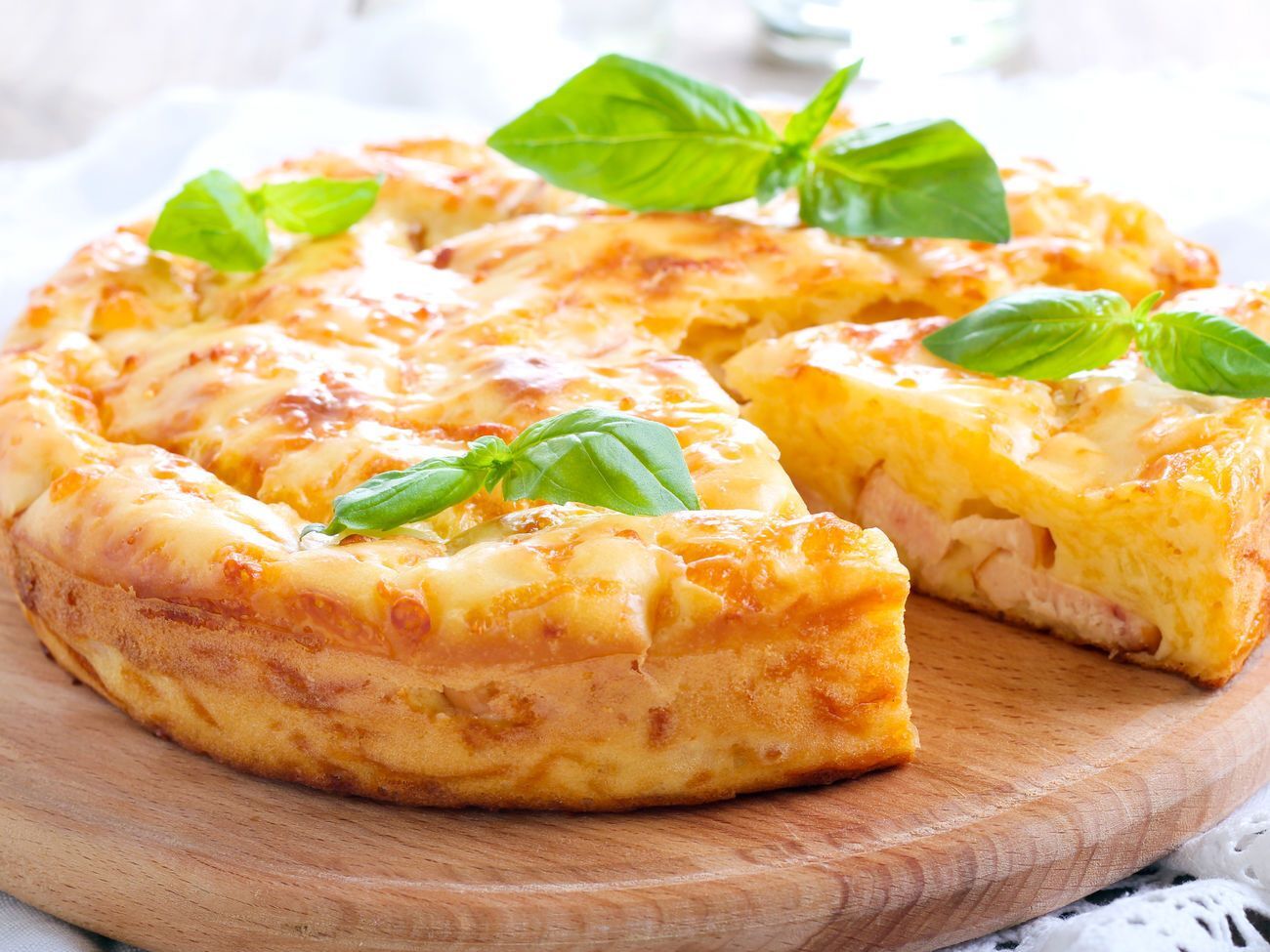 Кабачковый пирог с ветчиной нужно готовить&nbsp;в духовке при температуре 180&nbsp;&deg;С&nbsp;около часа