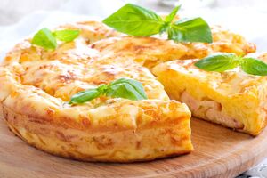 Кабачковый пирог с ветчиной нужно готовить в духовке при температуре 180 °С около часа