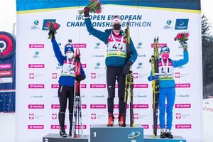 Меркушина (ліворуч) закрила всі мішені на чотирьох вогневих рубежах