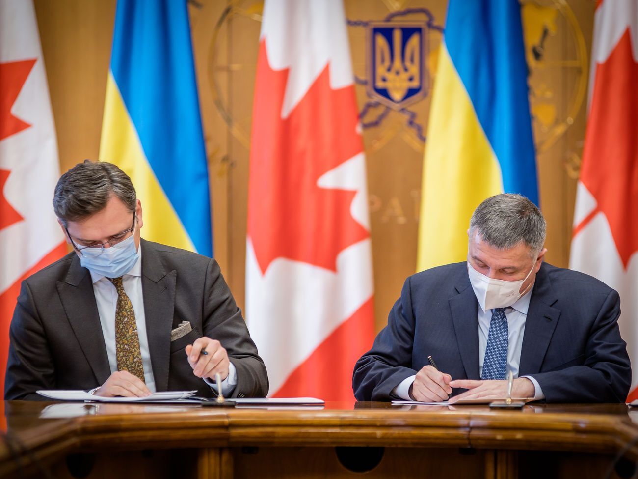 З українського боку лист про наміри щодо співпраці з Канадою підписали Кулеба і Аваков