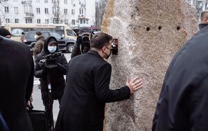Інсталяція має вигляд двох каменів із вмонтованими монокулярами