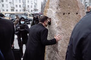 Інсталяція має вигляд двох каменів із вмонтованими монокулярами
