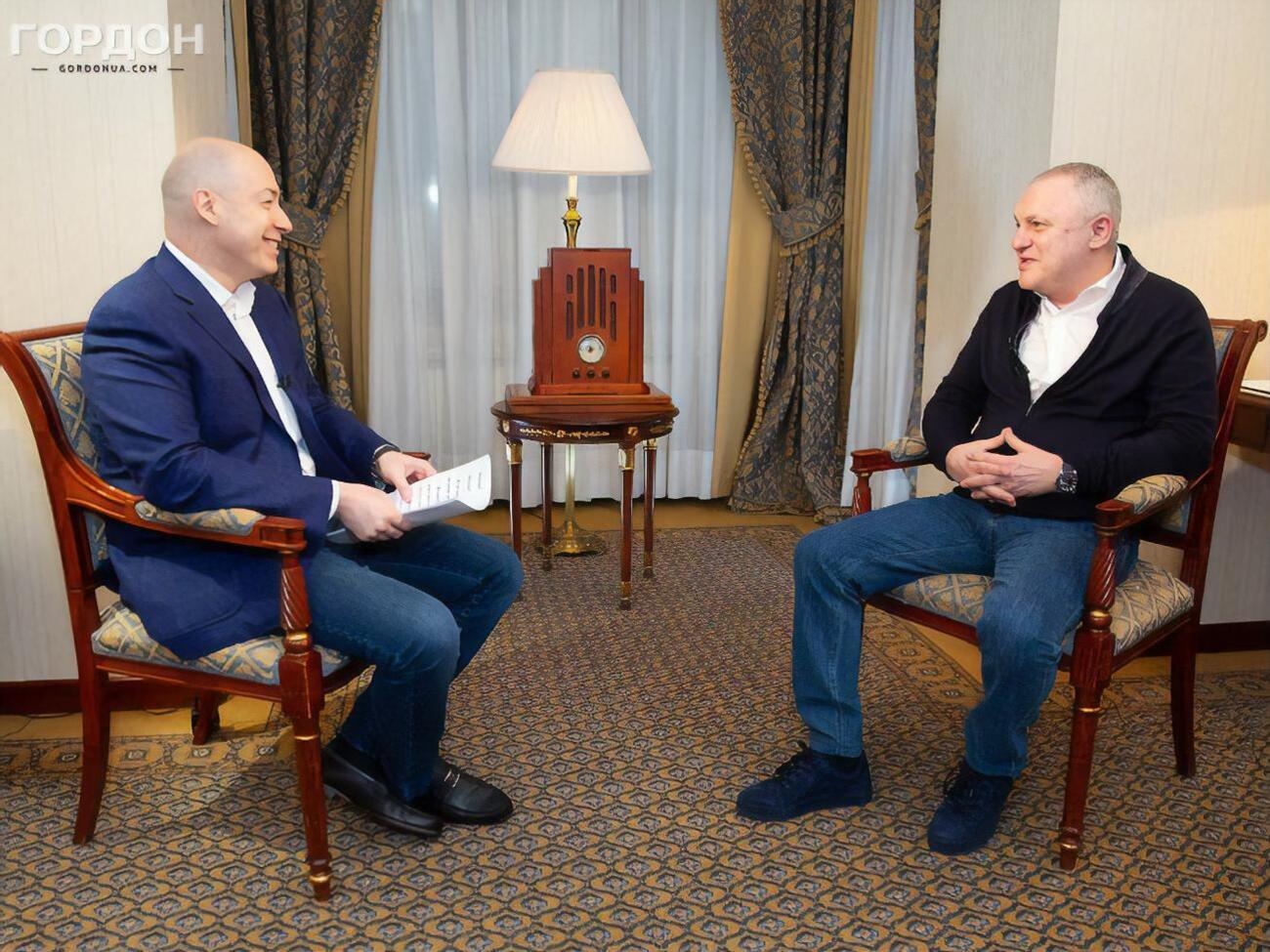 Суркіс: У п'ятницю я викрав &ndash; на перехресті цю машину вдарили. Він узяв цю машину разом зі мною, відвіз на станцію техобслуговування в Борщагівці, і сказав: "Стій, доки не відремонтуєш"