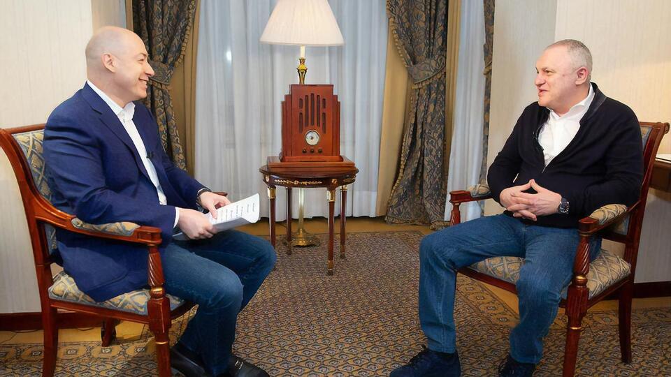 Суркіс: У п'ятницю я викрав – на перехресті цю машину вдарили. Він узяв цю машину разом зі мною, відвіз на станцію техобслуговування в Борщагівці, і сказав: "Стій, доки не відремонтуєш"