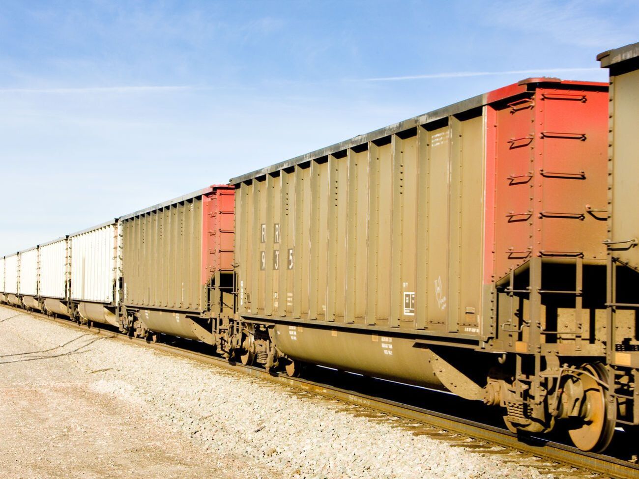 Друга проблема – коли вагони спишуть, різко зростуть ставки на оренду тих, що залишаться, зазначив експерт