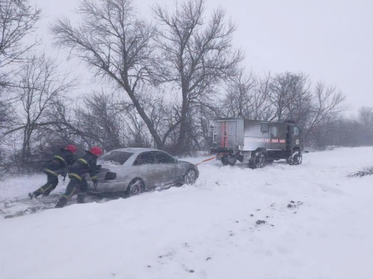 Комунальні служби та рятувальники прибирають сніг, але встигають не скрізь