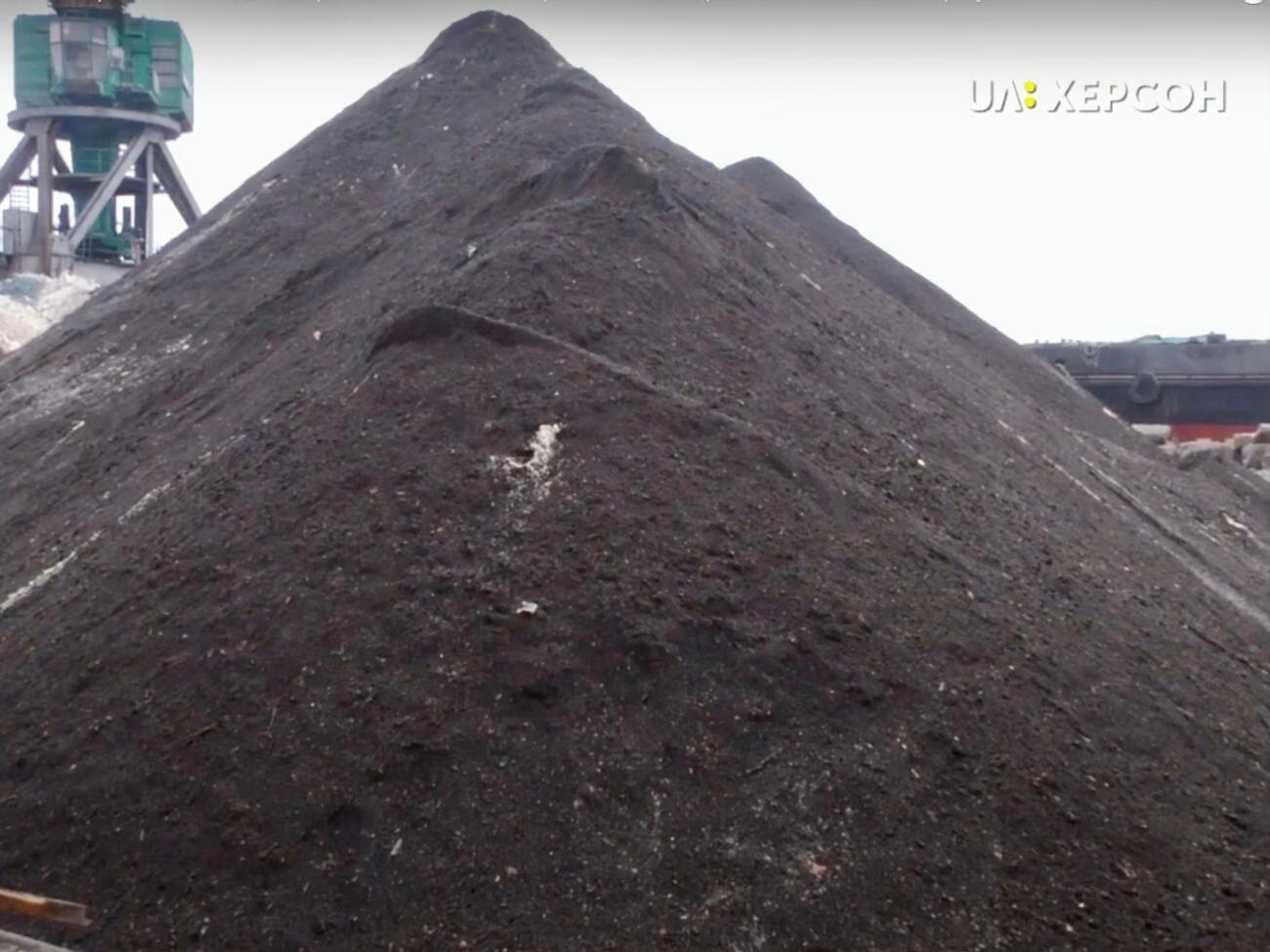 У розслідуванні підкреслили, що купи токсичних відходів становлять велику проблему для України