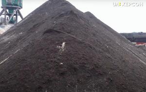 В расследовании подчеркнули, что груды токсичных отходов представляют большую проблему для Украины